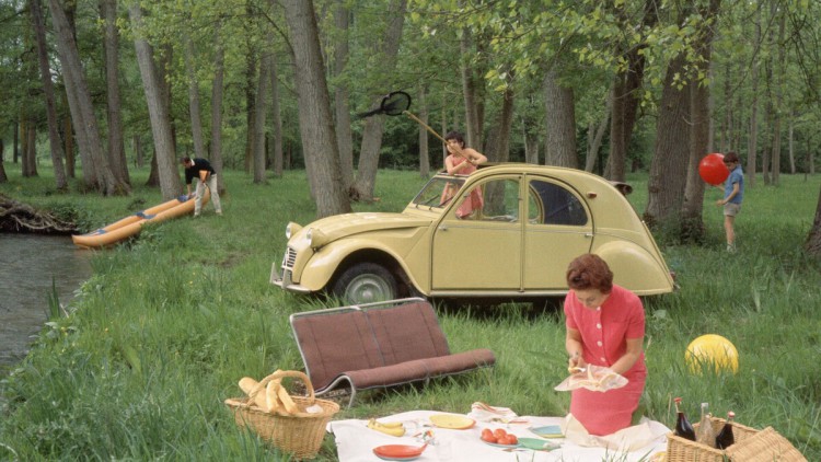 Die Ente und ihre Kinder – Der legendäre Citroën 2CV inspirierte eine originelle Kleinwagenfamilie und kehrt 2028 als vollelektrisches Retromodell zurück.