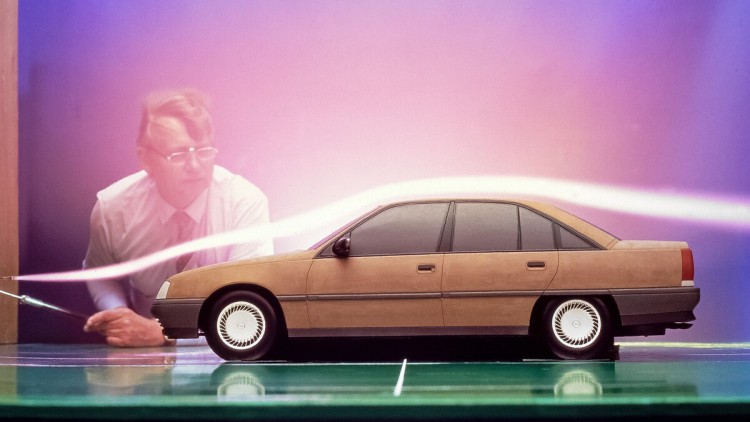 In zukunftsweisend aerodynamischen Formen ließ der 1986 eingeführte Opel Omega die Konkurrenten von BMW und Mercedes alt aussehen.