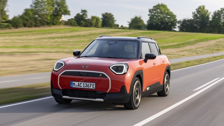 Produziert wird der Mini Aceman seit 2024 in China, gemeinsam mit der auf gleicher Plattform stehenden Elektroversion des dreitürigen Cooper