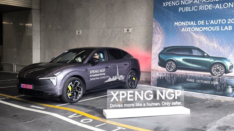 Am Rande des Pariser Autosalons hat Xpeng seinen L03 mit dem Autopiloten NGP auf Schleichtour durch Paris geschickt