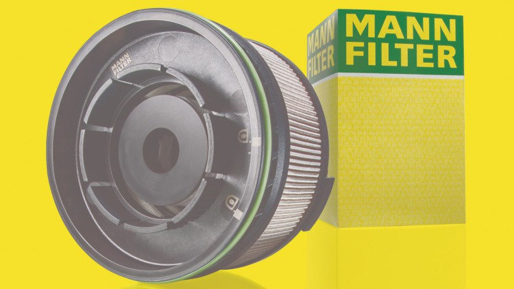 Kraftstofffilter "PU 11 001 z" von Mann-Filter mit dreilagigem Filtermedium "Multigrade F-MB 333"