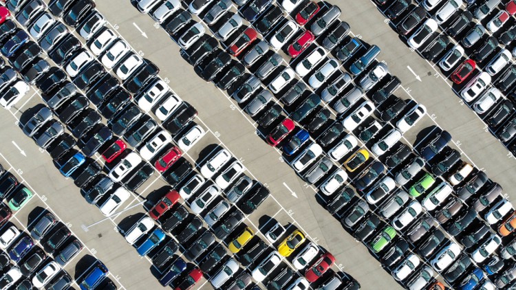 Blitzumfrage: Deutliche Bremsspuren im Autohandel