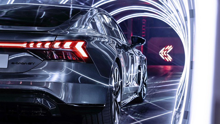 Ein Audi e-tron GT steht in einem Lichttunnel