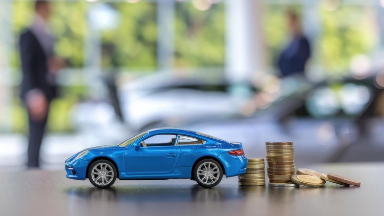 Ein Spielzeugauto und Geld und in einem Showroom