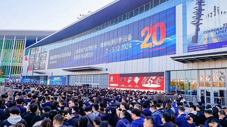 Großes Gedränge herschte zur Eröffnung der Automechanika Shanghai 2024