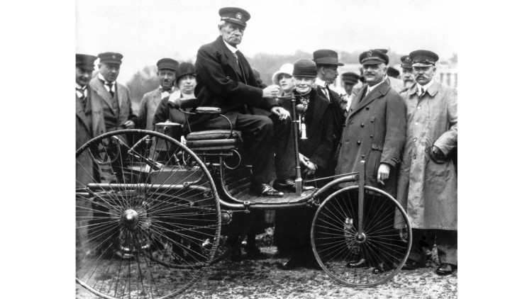 Aller Auto Anfang – Der Benz Patent-Motorwagen wurde 1886 vorgestellt. Hier mit Carl Benz am Steuer