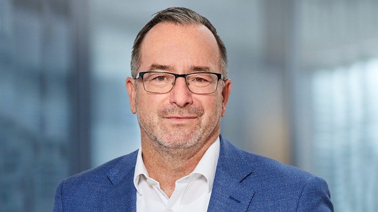 Porträtbild von Sascha Schüren Cargarantie
