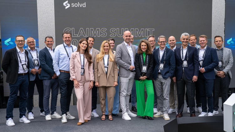V.l.: Simon Dufour, Andreas Bleschkowski, Roy Heiderich, Jörg Hänsel, Bea Breuer, Marc Alagna, Alexandra Schnaubelt, Eva Topüth-Heymer, Andreas Decker, Manuel Kolrep, Anne-Sophie Grouchka (CEO Solvd Group), Norbert Dohmen, Sebastian Links, Christian Wurm 