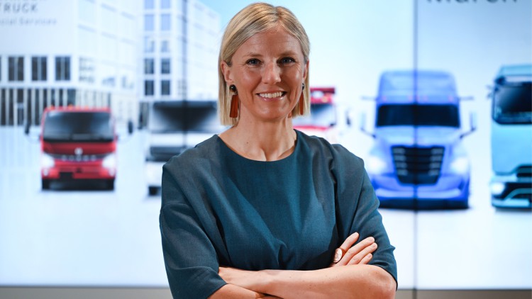 Karin Radström, die Vorstandsvorsitzende des Nutzfahrzeugherstellers Daimler Truck, steht vor der Bilanz-Pressekonferenz vor einer Videoleinwand. Bei der Bilanz-Pressekonferenz werden die Geschäftszahlen des vergangenen Jahres vorgestellt. (zu dpa: «Gewin