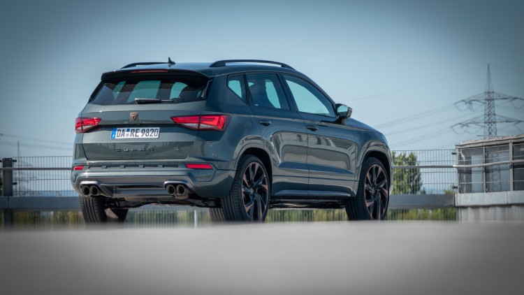 Cupra Ateca VZ steht auf einem Parkhausdach und wurde tief von hinten fotografiert