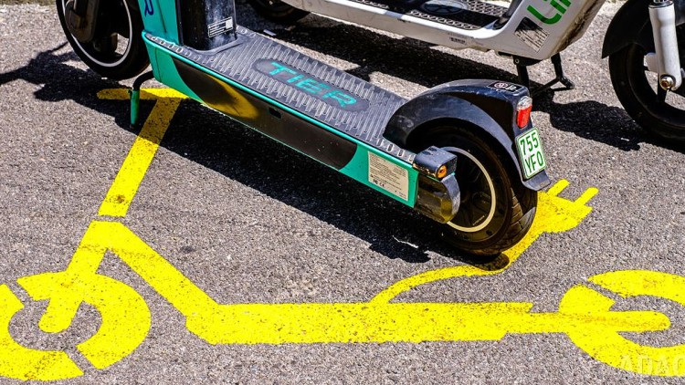 E-Scooter mit Logo auf dem Asphalt