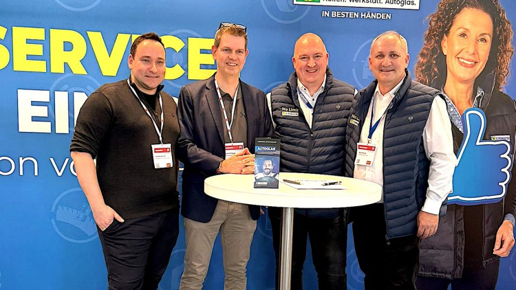 Euromaster und FMS besiegeln ihre Zusammenarbeit: (v.li.n.re) Dominik Gerhards (Head of Operations FMS), Dominik Paegel (Geschäftsführer FMS), Carsten Fischer (Head of Sales Euromaster) und Musli Morina (Key Account Manager Euromaster)