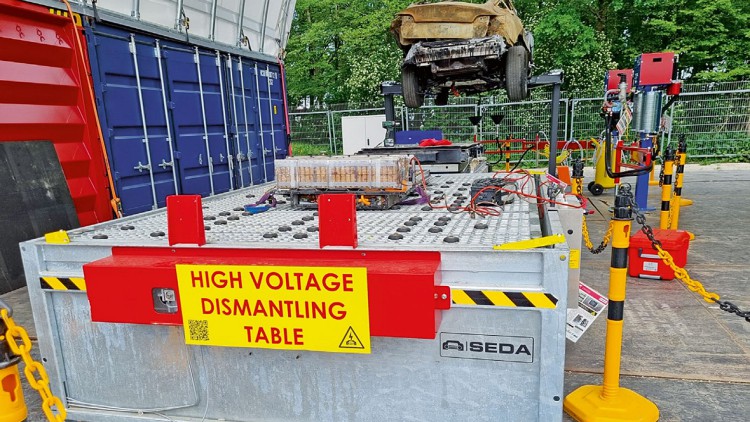 Eine Hochvolt-Batterie darf nur in einer qualifizierten Fachwerkstatt ausgebaut werden.