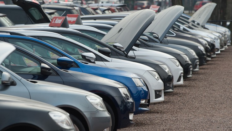 Neu- und Gebrauchtwagen stehen bei einem Autohändler in Dresden nebeneinander. 