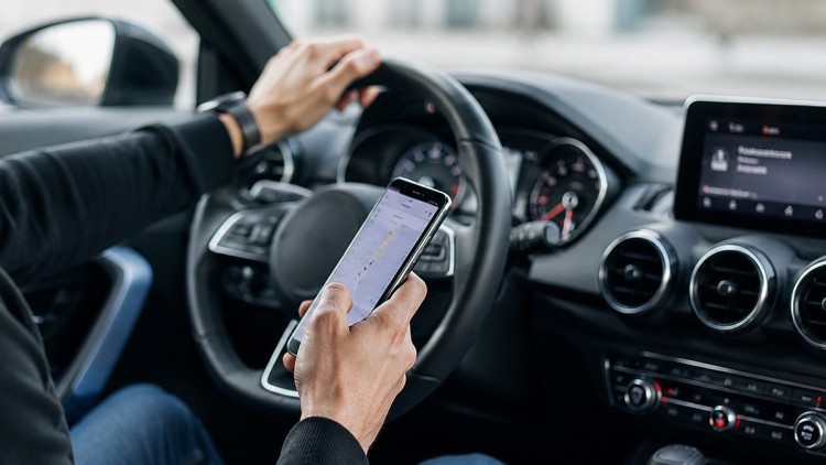Handy am Steuer im Auto