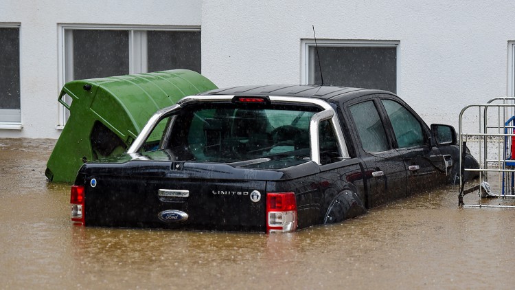 Hochwasser-Auto