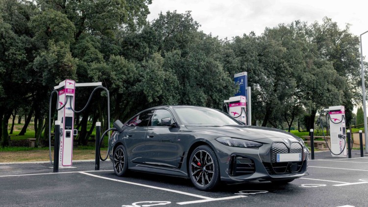 BMW i4 lädt an neuem HPC-Ladepunkt in Sorgues an einem Alpitronic HYC1000 Charger