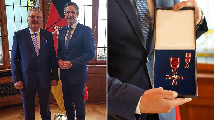 Präsident und Landesinnungsmeister Karl-Heinz Bley freut sich über das Verdienstkreuz 1. Klasse des Niedersächsischen Verdienstordens, überreicht von Wirtschaftsminister Olaf Lies.