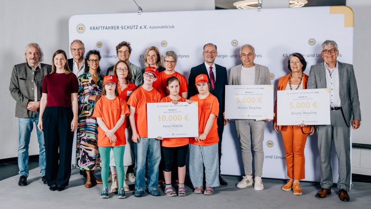 44. KS Energie- und Umweltpreis (v.l.n.r.): Jurymitglieder Dr. Marcel Schoch, Dr. Julia Kinigadner, Prof. Dr.
Dieter Anselm, Anika Rexroth und Peter Russ, beide Karos Mobility, Christine Völzow, KS Jury, in Orange die
Kids und die Vorstände Dagmar Krome