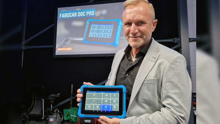 Lars Faust mit dem Fabucar-Diagnosetool DocPro