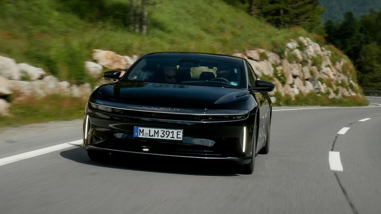  Elektroauto hat nach Herstellerangaben eine Fahrtstrecke von 1205 Kilometern mit nur einer Ladung geschafft und sich damit einen Eintrag im Guinness Buch der Rekorde gesichert.