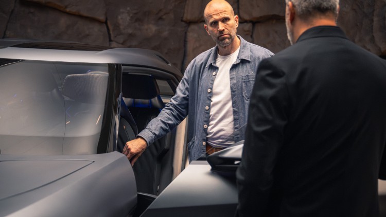 Michael Blumenstein mit Cupra Chefdesigner Jorge Diez am Cupra Tindaya mit geöffneter Fahrertür