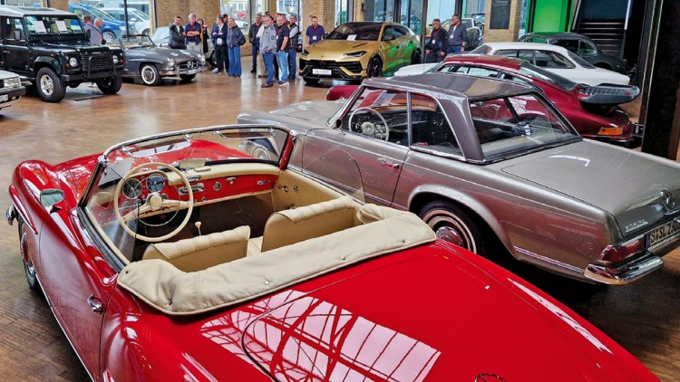 Oldtimer sind in einem Showroom ausgestellt.