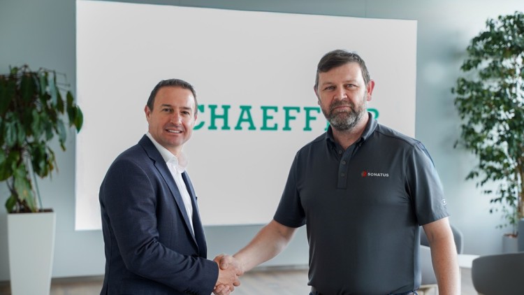 Rodrigo Peres, Senior Vice President Business Unit Vehicle and Battery Controls bei Schaeffler AG, und Marc Synnot, General Manager Ireland Operations bei Sonatus.