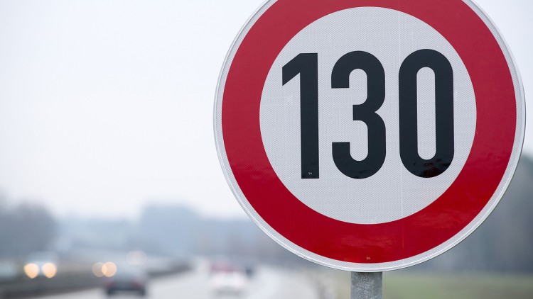 An der Autobahn A24 in der Nähe von Suckow steht eine Verkehrsschild mit der Geschwindigkeitsangabe von 130 Stundenkilometer.