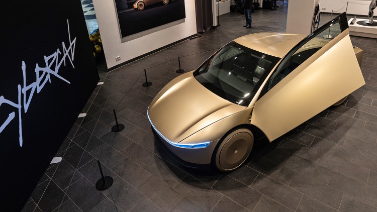 Tesla Cybercab in der Mall of Berlin