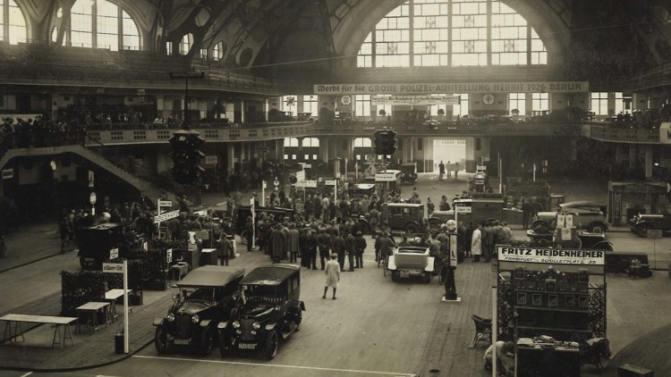 Erstmals gezeigt wurde die Frankfurter Lichtsignalanlage im April 1926 auf der "Verkehrsregelungsschau".