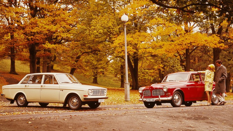 Kanten statt Kurven – Der Volvo 144 (links) startete 1966 als designierter Nachfolger des noch bis 1970 gebauten Volvo Amazon (rechts) in frischen, ebenfalls ikonischen Konturen