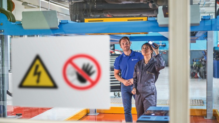 Das Trainingsprogramm „Erweiterte Einblicke in die HV-Batterie“ vermittelt vertiefte Kompetenzen rund um Hochvolt-Batterietechnologie.