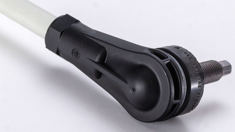 ZF hat gemeinsam mit BASF und Mercedes recyceltes Polyamid aus gebrauchten Getriebeölwannen als Material für einen Stabilizer-Link wiederverwertet.