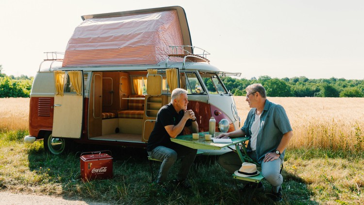 GETTYGO-Geschäftsführer Steffen Fritz im Gespräch mit Interviewer Lutz Kiefer vor einem VW Bulli