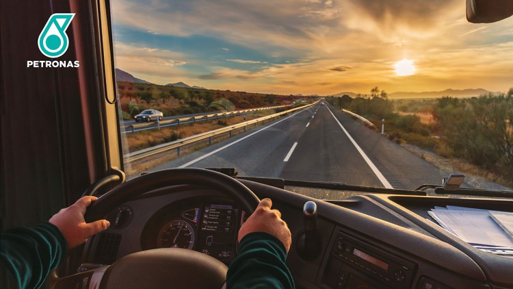 Ausblick aus Fahrzeug auf Straße