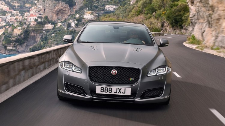 Jaguar XJR575: Schnell und mit Aufpassern