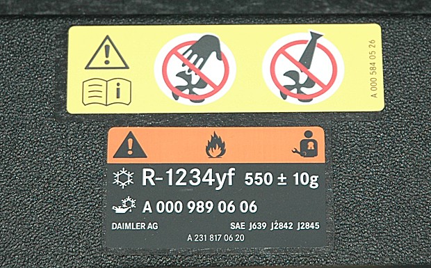 Warnschild Klimaanlagen Kältemittel R-1234yf Daimler