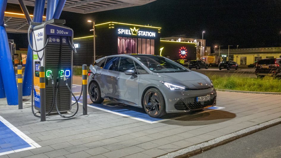 Cupra Born steht an einer EnBW-Ladesäule in Heßdorf