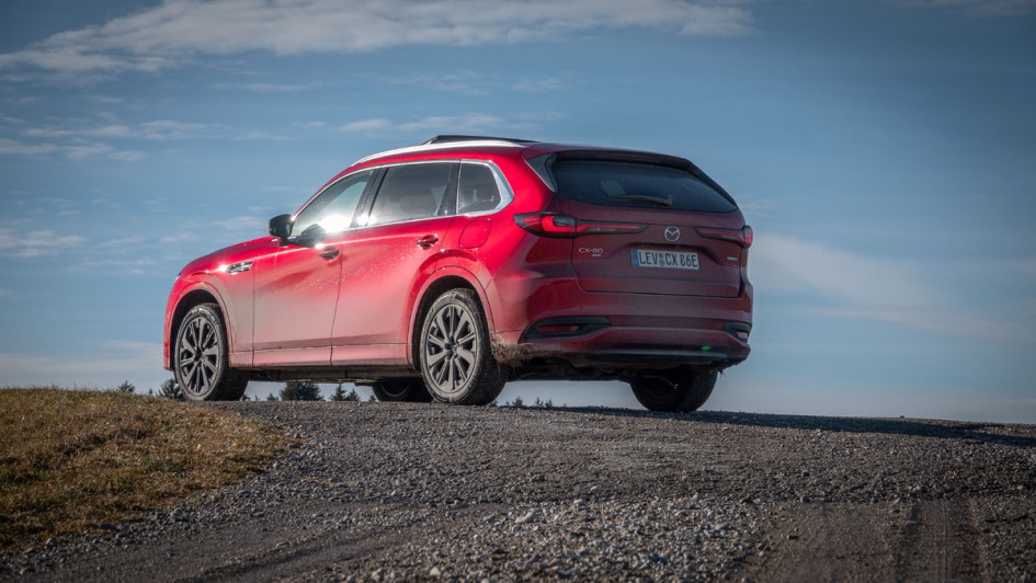 Mazda CX-80 in rot in der Sonne gegen den Himmel fotografiert