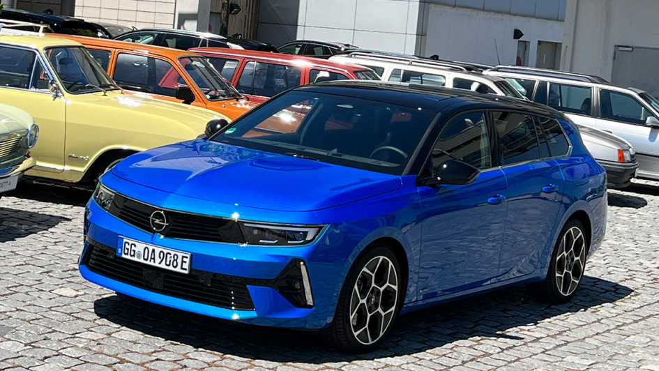 Opel Astra Sports Tourer 2022 vor historischen Kadett A bis E Caravan