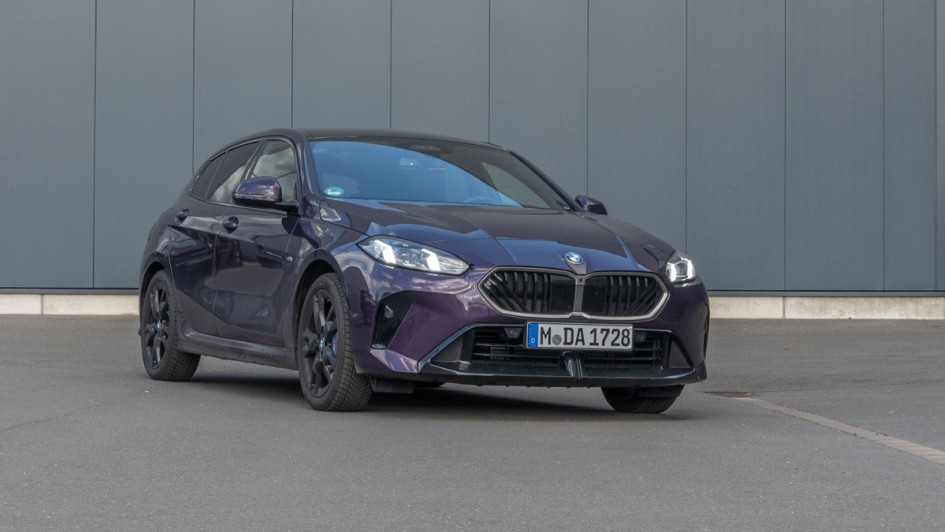 Frontansicht des lilafarbenen BMW 120d vor einer grauen Hauswand