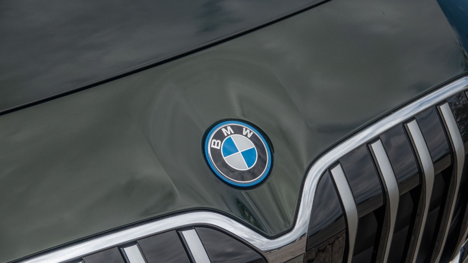Blauer Rahmen um das BMW-Emblem auf der Motohaube bedeutet "Plug-in-Hybrid".