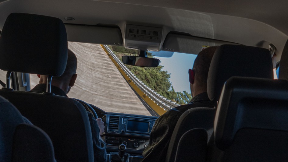 Fahrt in einem VW-Bus auf dem Hochgeschwindigkeitsoval von Continental