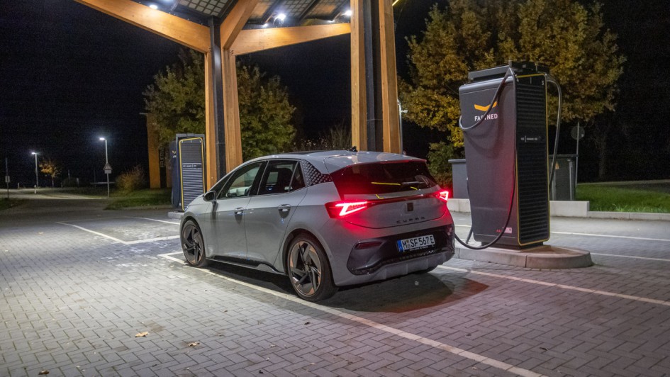 Laden bei Nacht an der Ultraschnellladesäule