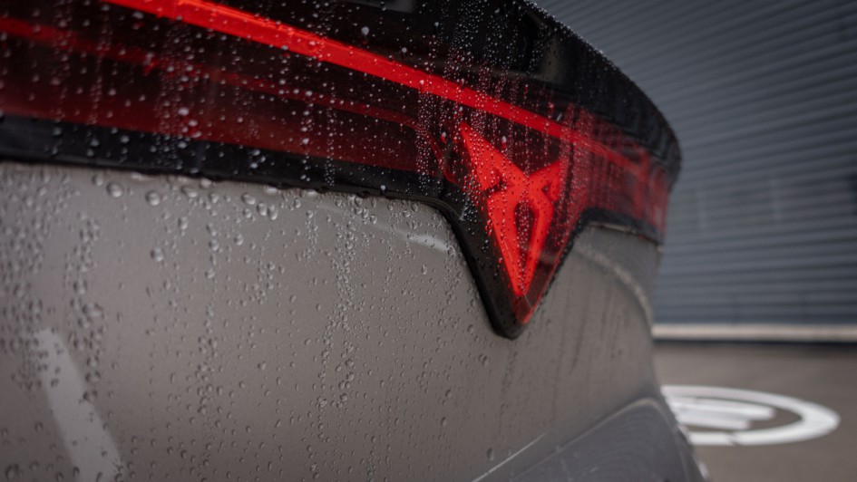 Cupra Tavascan VZ Rückleuchtenband mit beleuchtetem Cupra-Logo