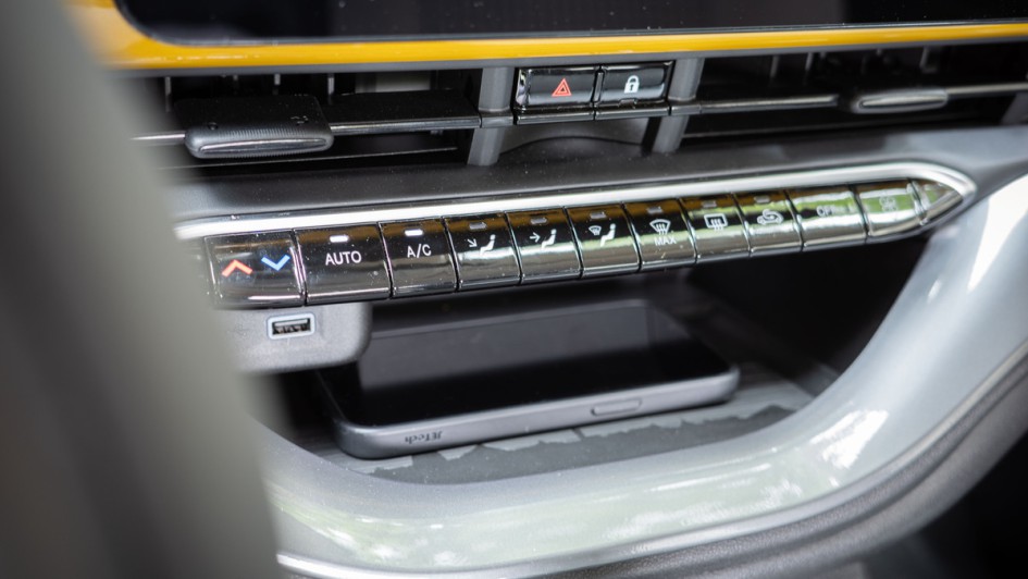 Aufnahme der Klimatasten im Fiat 500 Hybrid