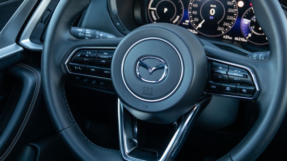 Lenkradtasten im Mazda CX-80 im Detail