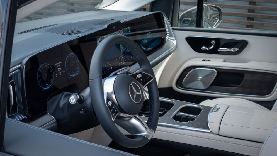 Aufnahme durchs geöffnete Fahrerfenster aufs Cockpit des Mercedes VLE 300
