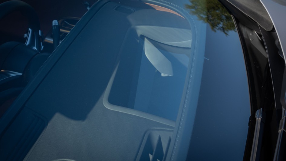 Head-up-Display auf dem Armaturenbrett des Mercedes-Benz C 400 4Matic elektrisch von außen durch die Windschutzscheibe fotografiert